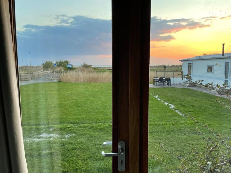 Strandvakantiehuisje! Воркум Экстерьер фото